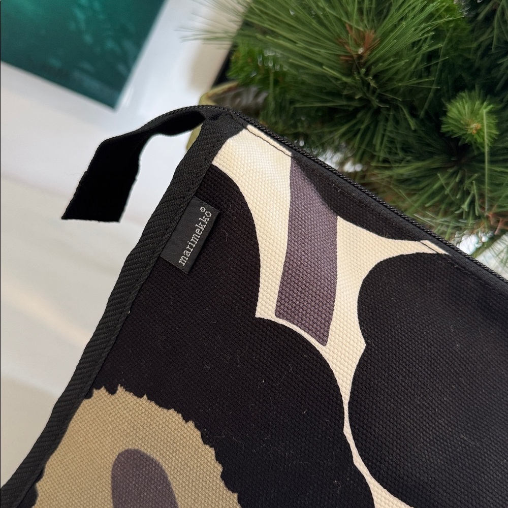 Marimekko Black and White Poppy Unikko Pattern Toiletry Travel Unisex Bag - Picture 3 of 9